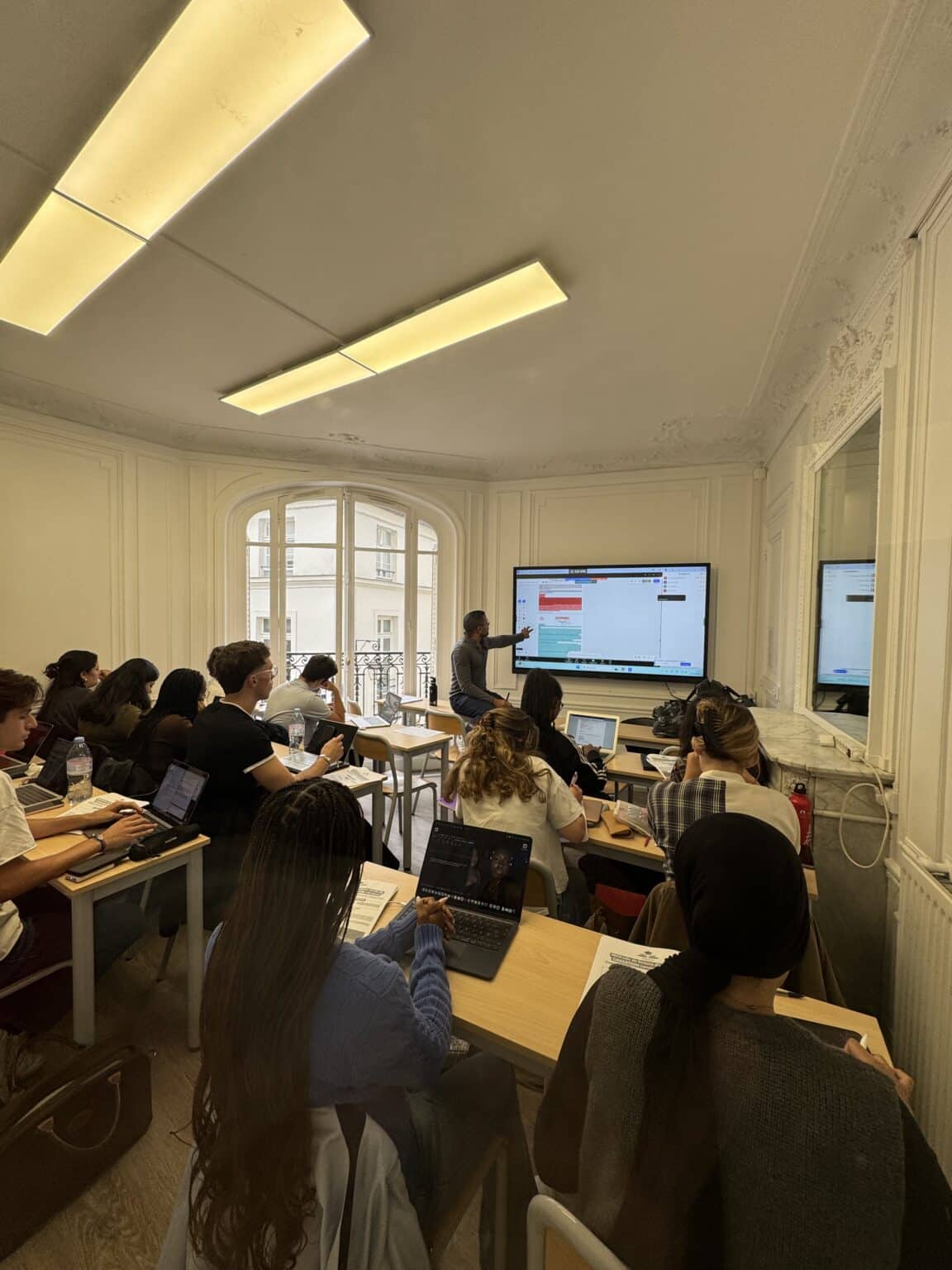 Étudiants en droit pendant une séance Juridicas à Paris